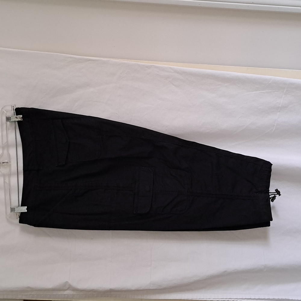 Time and Tru Dark Cargo Capris Pants
